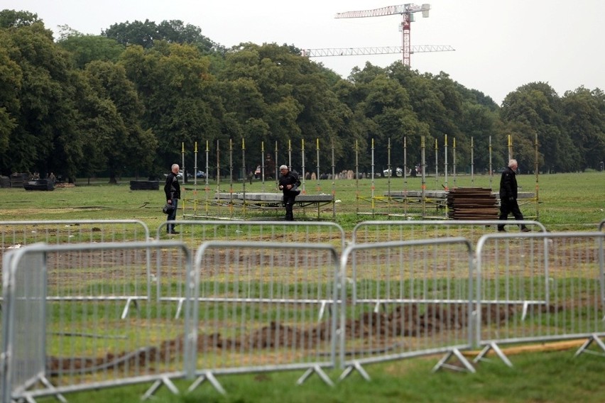 Planują umieszczenie krzyża z podziemną zakrystią na Błoniach [ZDJĘCIA]