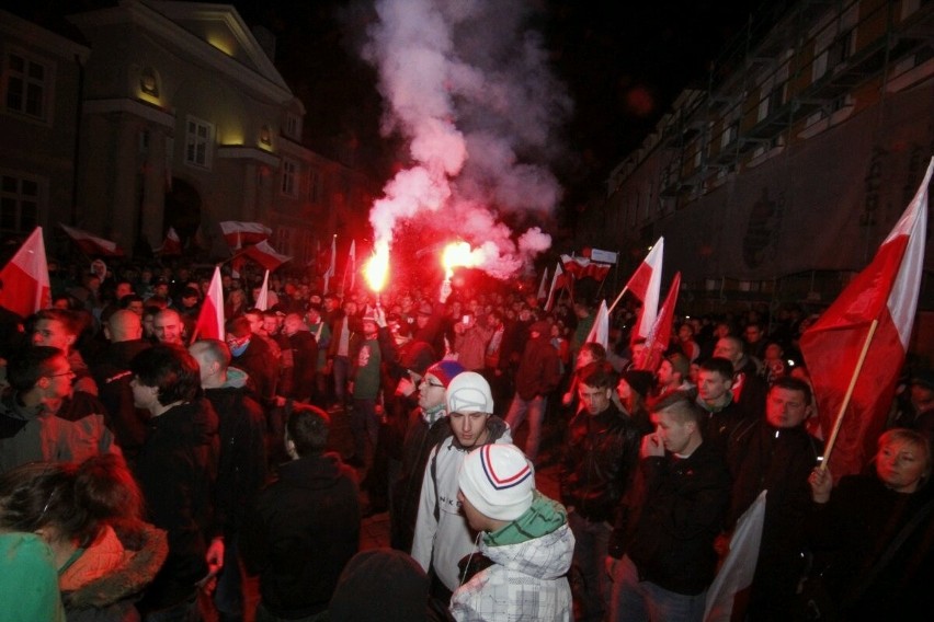 Marsz Patriotów przeszedł przez Wrocław. Petardy i antykomunistyczne hasła (ZDJĘCIA)