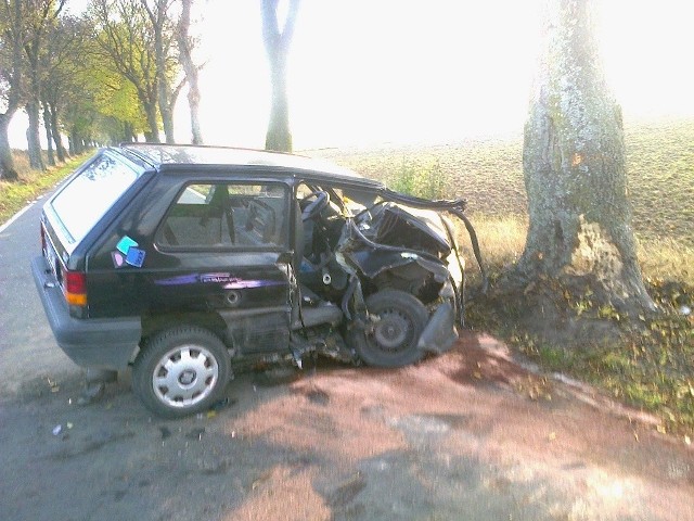 Seat marabella, po silnym uderzeniu w drzewo odbił na środek drogi. Pasażer był zakleszczony, śmigłowiec zabrał go do Bydgoszczy