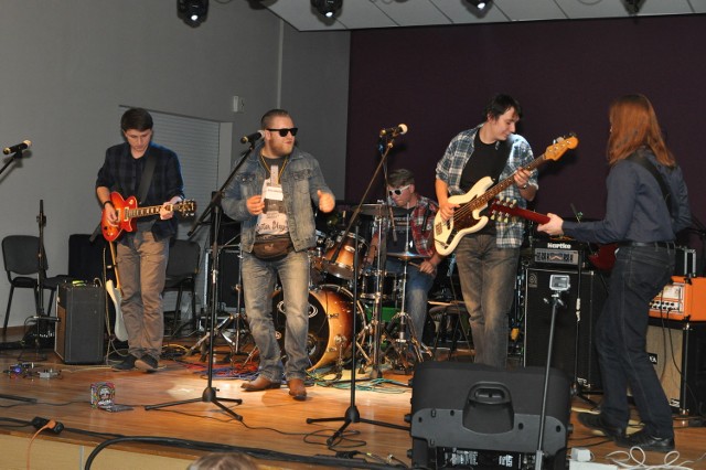 Na zdjęciu zwycięski zespół Ash'n'Becher z Radzionkowa na scenie Ośrodka Kultury „Andaluzja" w Piekarach Śląskich