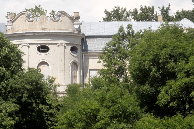 Letnia Stolica Regionu: prezentacja Nowego Miasta Pałac nowomiejski wybudowany na cyplu skarpy nad Pilicą góruje nad miastem. WIELKA HISTORIAWydarzenia historyczne nie obeszły się z miastem łaskawie. XVII wiek pociągnął za sobą poważne zniszczenia, ale pozostawił też pamiątki, które są dziś atrakcjami turystycznymi. Wybierając się na wycieczkę do Nowego Miasta warto nieco zboczyć i dotrzeć do Nowych Łegonic i wspiąć się na tak zwaną Górę Zgody. Tam, 31 lipca 1666 roku doszło tam najpierw do rokowań króla Jana Kazimierza z przywódcami rokoszu Jerzego Lubomirskiego. Zawarto kompromisową ugodę kładącą kres domowej wojnie, ale wstrzymującą proces reform niezbędnych do wydźwignięcia Rzeczypospolitej z kryzysu, w jakim znalazła się po wojnie ze Szwecją.Dziś na Górze Zgody stoi murowany kościół świętego Rocha zbudowany w latach 1922 &#8211; 1928. Od frontu przypomina tiarę, papieskie nakrycie głowy. Co roku, na świętego Rocha 16 sierpnia odbywają się tam odpusty. W gminie Nowe Miasto nad Pilicą warto też odwiedzić kilka wsi z pięknymi, w większości drewnianymi i zabytkowymi kościołami. Na szlaku wyprawy powinny się więc znaleźć Waliska z kościołem świętego Krzyża, Łęgonice i Żdżary. 