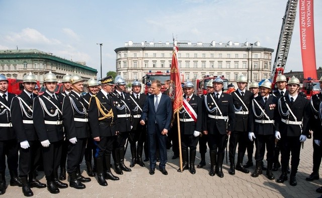 Z ochotnikami z Brudzowa do zdjęcia pozował premier Donald Tusk.