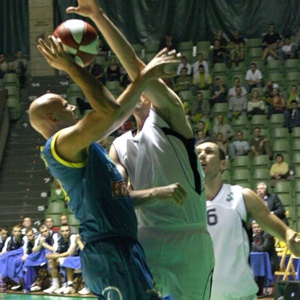 Koszykarze Siarki Tarnobrzeg (w niebieskiej koszulce Krzysztof Zych), rozpoczną niebawem rozgrywanie gier kontrolnych.