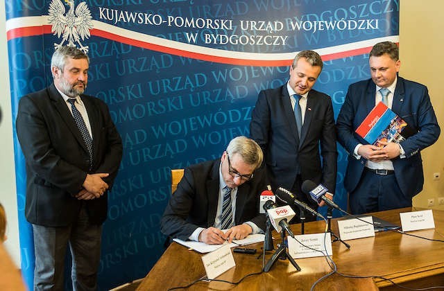 Wiceminister infrastruktury i budownictwa Jerzy Szmit podpisał wczoraj w Bydgoszczy program umożliwiający początek budowy trasy S-10