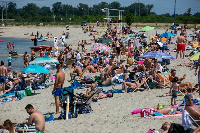 Plaża to taka duża piaskownica, w której wielu dorosłych zapomina o podstawach dobrego wychowania. Jak zachować się na plaży? Co jest najbardziej irytujące w zachowaniu innych ludzi na plaży? Zobaczcie najbardziej wkurzające zachowania na plaży Przesuń w prawo na kolejne zdjęcie>>>