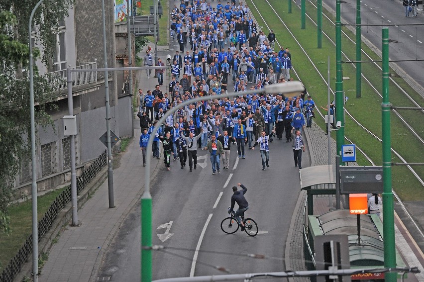 Lech Poznań mistrzem! Przemarsz kibiców na plac Mickiewicza