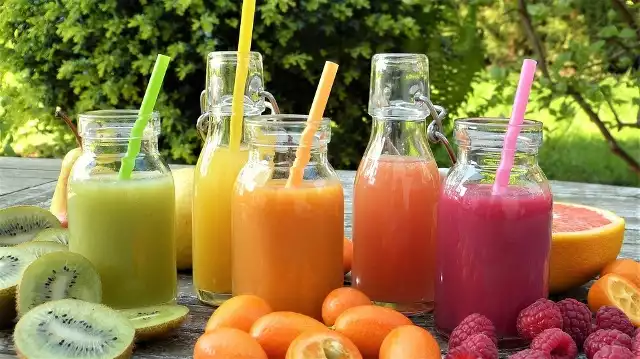 Szklanka soku może zastąpić jedną porcję warzyw i owoców w ciągu dnia