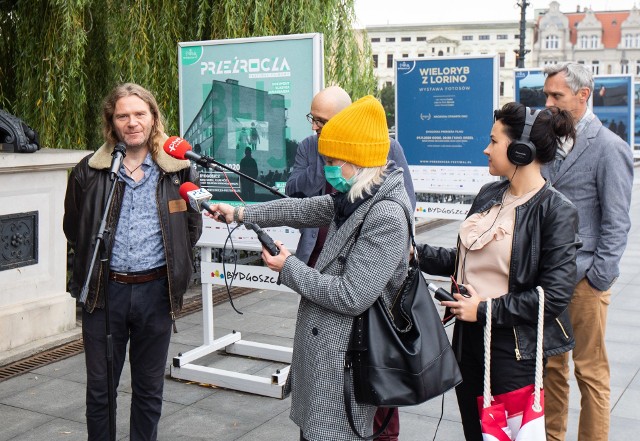 Reżyser Maciej Cuske podczas otwarcia plenerowej wystawy fotosów z filmu „Wieloryb z Lorino”, którą w ramach festiwalu Przeźrocza 2020 jesienią można było oglądać na Moście Staromiejskim w Bydgoszczy