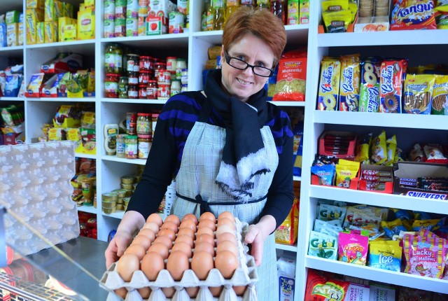 -Sprzedajemy jaja od sprawdzonego dostawcy, towar dostajemy raz w tygodniu. Jaja dobrze się sprzedają - mówi Elżbieta Siwak, ze sklepu spożywczego przy ulicy Żeromskiego w Radomiu.