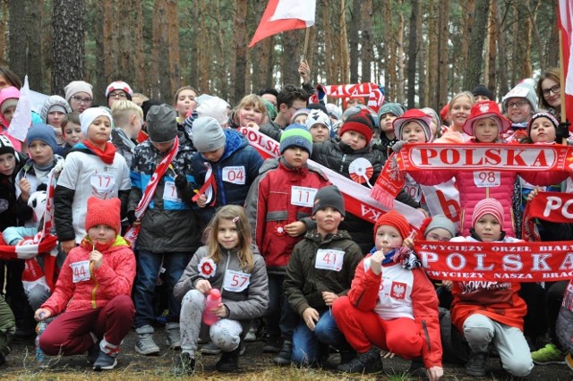 Bieg, zorganizowany przez Kingę Zamiatowską, nauczycielkę wf oraz propagatorkę zdrowego stylu życia, miał charakter symboliczny. Uczestnicy wspólnie przebiegli 100 kilometrów. Ponad 100 uczniów wzięło udział w tym przedsięwzięciu, każdy miał do pokonania trasę o dystansie 1 km. Powiewając flagami, ubrani w biało-czerwone koszulki, ozdobieni kotylionami i innymi elementami narodowymi uczestnicy przemaszerowali ulicą Szubińską do pobliskiego parku przy ul. ks. J. Schulza. Rozpoczęcie biegu zostało uświetnione honorowym startem przez członków grupy rekonstrukcyjnej Dromedar Bis & Retro. Nie zważając na trudne warunki pogodowe uczniowie wraz z nauczycielami w rekordowym tempie pokonali przewidziany dystans. Zaledwie po kilkunastu minutach na metę wbiegli pierwsi uczniowie dumnie powiewając polska flagą. Bieg zamknęli najmłodsi trzecioklasiści, którzy energią nie ustępowali najstarszym zawodnikom. Na zakończenie tej patriotyczno-sportowej imprezy wykonano kilka pamiątkowych zdjęć, a następnie delegacja zapaliła znicze przy grobie Żołnierzy Wyklętych na cmentarzu przy ul. Kcyńskiej. Opinie po meczu Chemik Bydgoszcz - Warta Zawiercie.