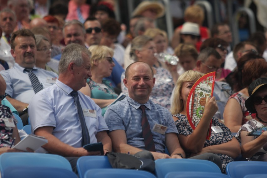 Kongres Świadków Jehowy na Stadionie Śląskim. Dzień 1. Wierni w Chorzowie przez trzy dni będą brać udział w spotkaniach ZDJĘCIA