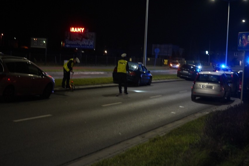 BMW spadł z nasypu na Toruńskiej we Włocławku. Mamy nagranie [zdjęcia, wideo]