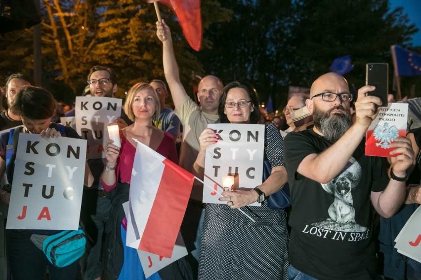 Kraków. Kolejny dzień protestów. Tym razem pod hasłem "Idziemy po trzecie VETO" [ZDJĘCIA]