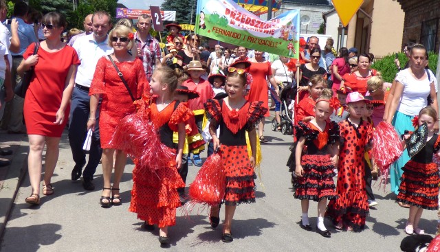 Bajkowy korowód podczas 16. Festiwalu Kultury Dziecięcej otwierali z gracją gospodarze: "hiszpańska" drużyna z Samorządowego Przedszkola w Pacanowie.