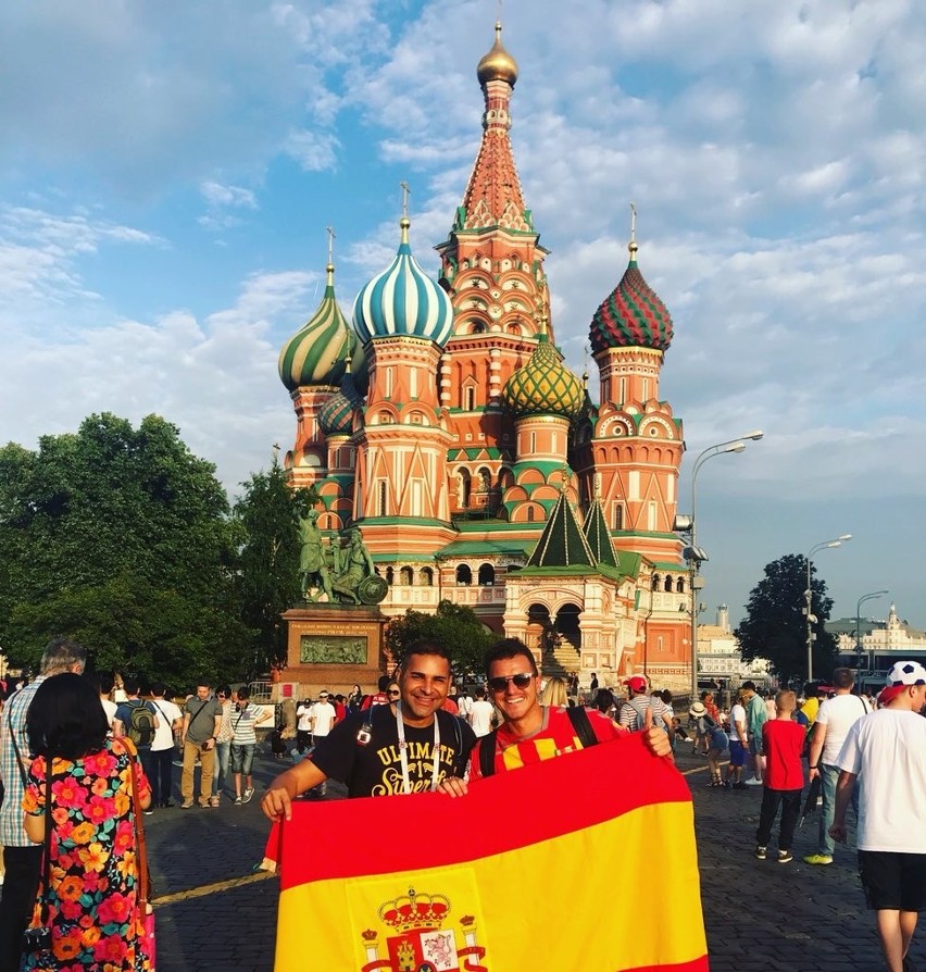 Znany hiszpański piłkarz Airam Cabrera w koszulce Korony na Placu Czerwonym w Moskwie
