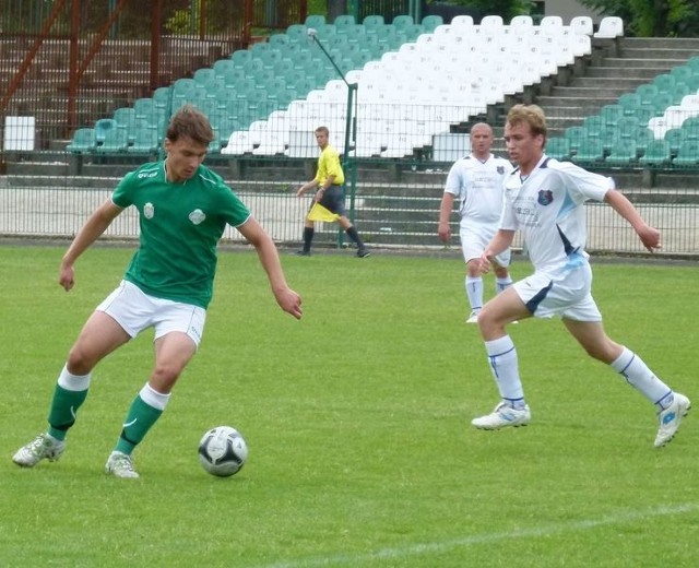 Dawid Stawczyk (przy piłce) oraz pozostali piłkarze rezerw Radomiaka Radom zremisowali 1:1 z Klubem Piłkarskim Stanisławice.