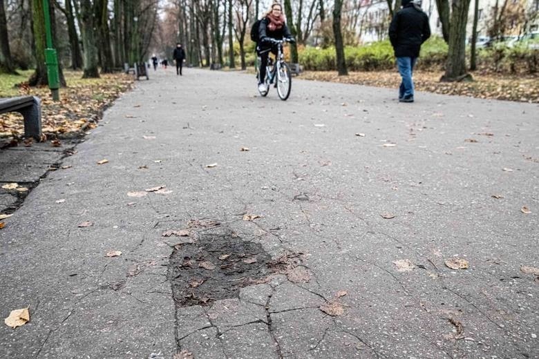 Tak wyglądają popękane alejki na Plantach.