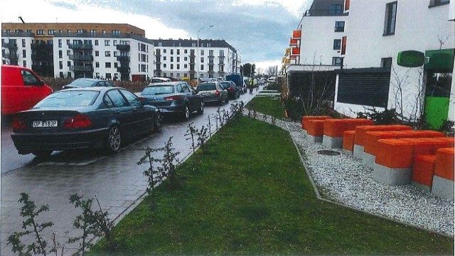 Tak wyglądają teraz ulice Kajdasza, Komedy, Drabika i Artemskiej. Parkujące samochody skutecznie utrudniają przejazd i korzystanie z jezdni.