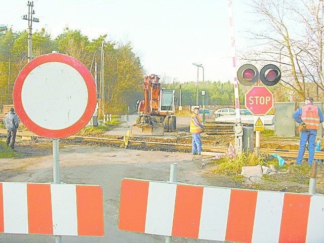 Przejazd zamkniety będzie przez tydzień, ale niedogodności związane z remontem linii kolejowej Opole - Częstochowa potrwają jeszcze co najmniej do czerwca przyszłego roku.