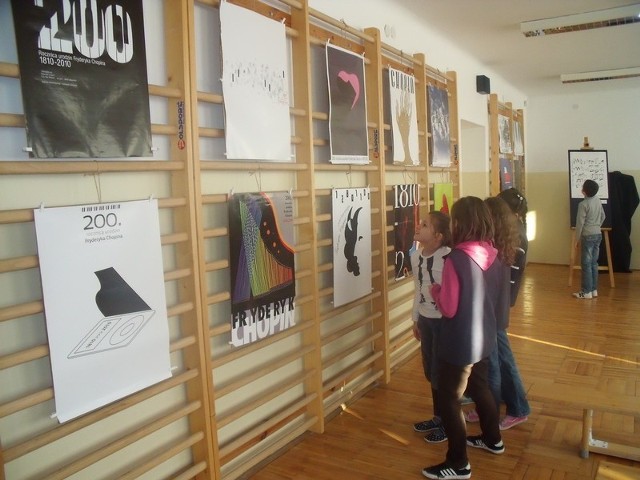 Uczniowie z Publicznej Szkoły Podstawowej numer 2 w Radomiu mogli obejrzeć ciekawą wystawę o Chopinie.