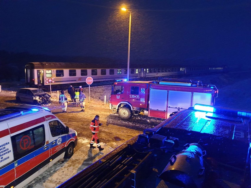 Gmina Dobrzany. Na przejeździe kolejowym w Ognicy volkswagen polo wjechał w pociąg osobowy - 23.01.2021