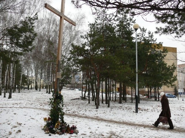 Krzyż na osiedlu Młodynie jest nadal obiektem sporu.