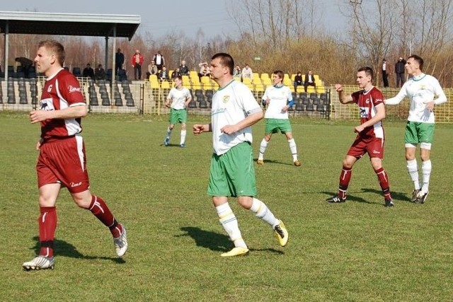 Piłkarze Czarnych Połaniec (w białych koszulkach) zajęli 16 miejsce w III lidze.