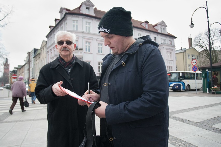 Słupscy działacze Kukiz'15 zbierają podpisy ws. referendum o uchodźcach (wideo, zdjęcia)