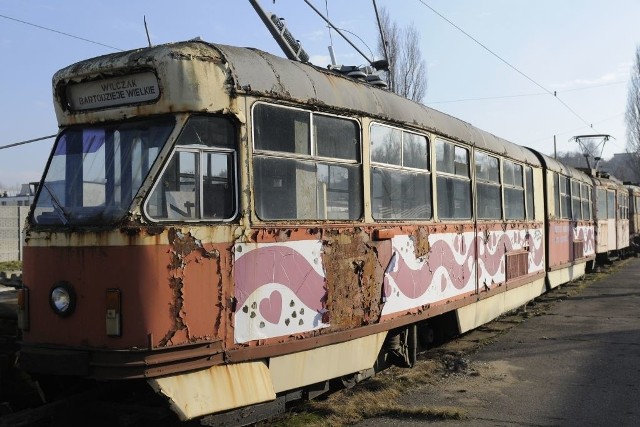 Tramwaj 803N wciąż stoi i niszczeje na torach zajezdni bydgoskiego MZK. W barwach naszego przewoźnika służył prawie 20 lat - od lipca 1974 roku aż do początku lat 90-tych