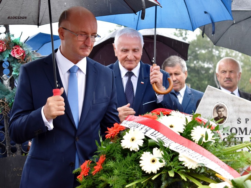 Kwiaty, na grobie księdza Romana Kotlarza, składają: poseł...