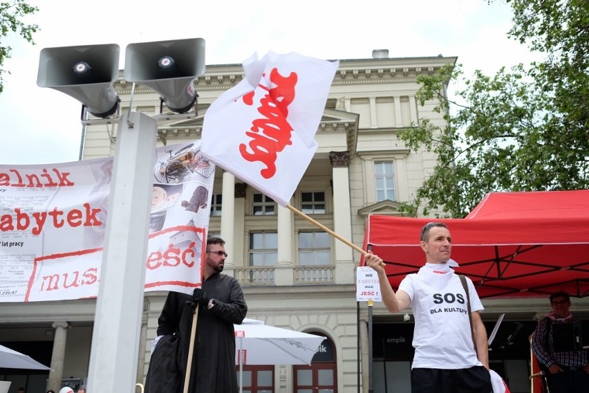 Protest pracowników instytucji kultury na placu Wolności