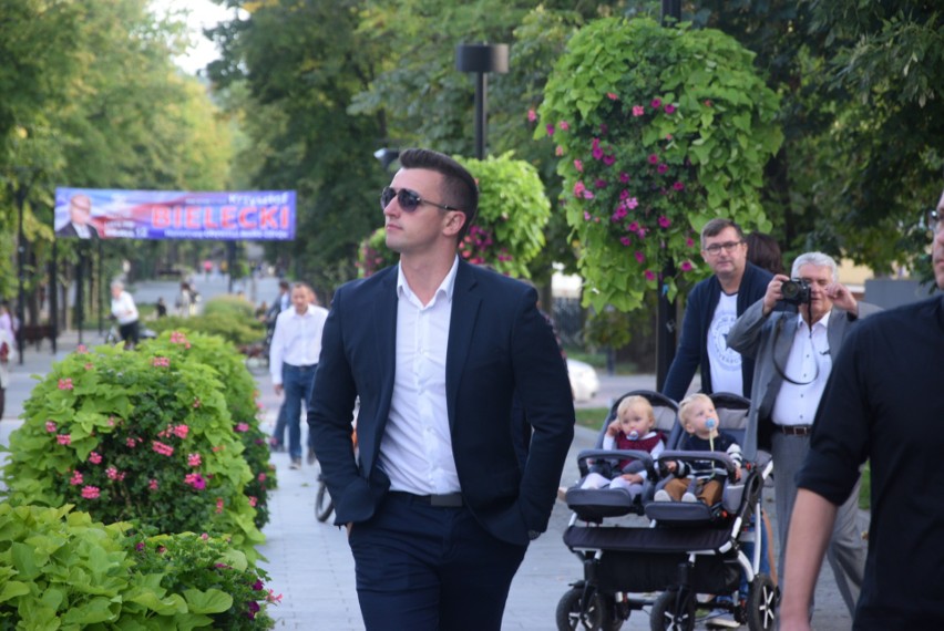 Premier Mateusz Morawiecki w niedzielę spotka się z mieszkańcami i kuracjuszami w Busku-Zdroju.  [ZAPIS TRANSMISJI]
