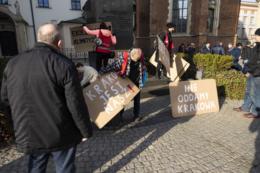 Pikieta pod Urzędem Miasta Krakowa przeciwko wprowadzeniu...