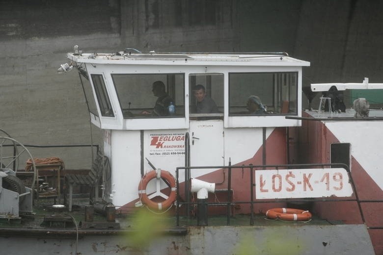 Pchacz Łoś, w śrubę którego zaplątały się fragmenty zwłok...