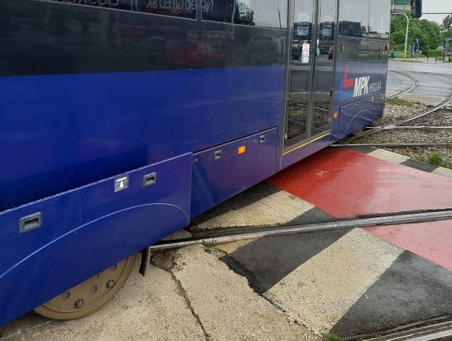 Wykolejenie tramwaju linii 20 na skrzyżowaniu Grabiszyńskiej i Hallera.