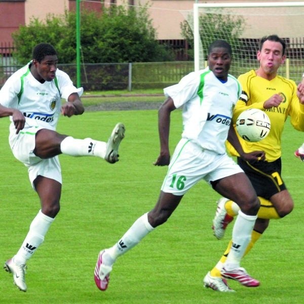 Piłkarze drugoligowej Stali Stalowa Wola (strzela Prejuce Nakoulma, w środku Abel Salami) ponieśli kolejną porażkę, tym razem w Turku z Turem 0:1.  