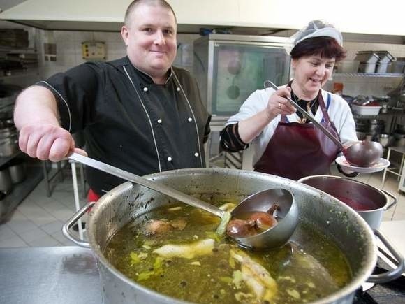 Catering w firmach nie tylko od świętaSmaczne potrawy to jedna z podstaw cateringu. Na zdjęciu: szef kuchni Gastronomii Słupskiej pan Przemek i pani Bożena.