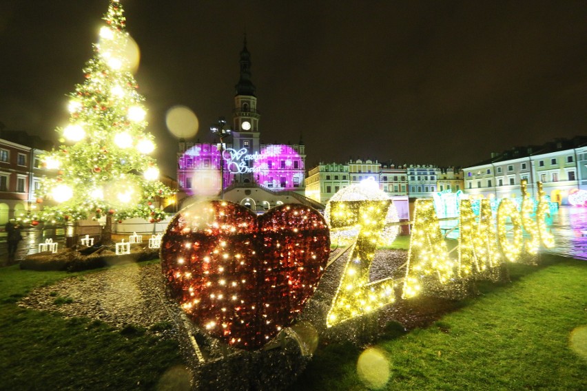 Świąteczna iluminacja w Zamościu robi wrażenie. Zapraszamy na spacer po „świetlnym labiryncie”