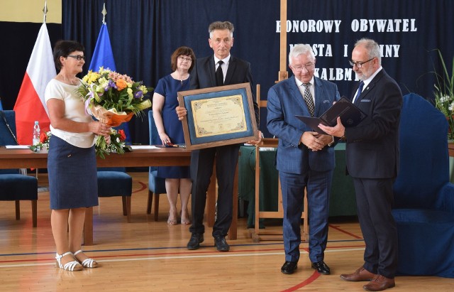 Poseł Krzysztof Lipiec odebrał akt nadania honorowego obywatelstwa z rąk Leszka Śmiecha, przewodniczącego Rady Miasta i Gminy w Skalbmierzu