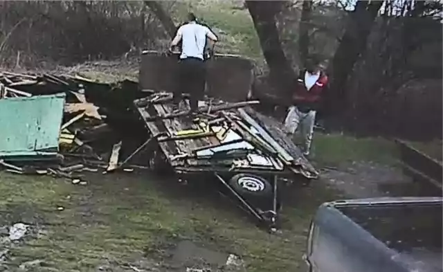 Mężczyźni wyrzucili odpady w okolicy plaży na Szelągu, obok miejsca wyznaczonego na ognisko.