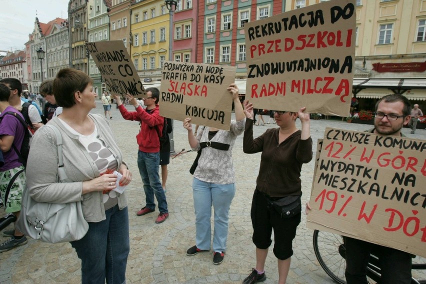 Wrocławianie protestowali pod ratuszem - "ludziom żyje się źle" (ZDJĘCIA)