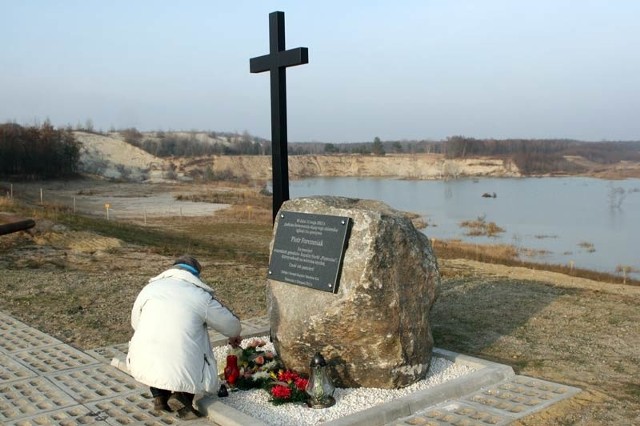 Kamień z wyrytym napisem oraz krzyż ustawiono obok miejsca, gdzie w maju rozegrała się tragedia. W tle widać to, co zostało po osunięciu się zachodniej skarpy.