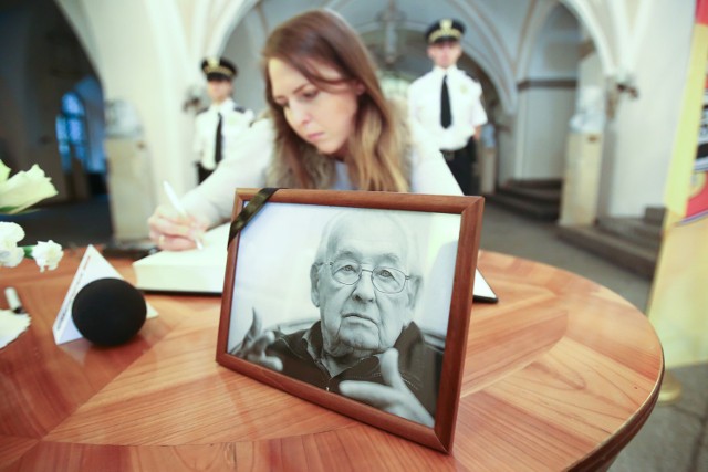 We wrocławskim ratuszu wystawiono księgę kondolencyjną po śmierci Andrzeja Wajdy
