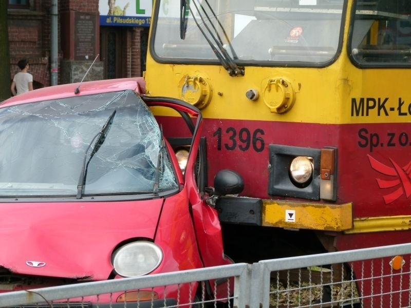 Wypadek na al. Piłsudskiego. Tramwaj staranował auto! [zdjęcia, FILM]