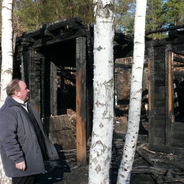 - W pożarze stracili wszystko - mówi kierownik Ośrodka Pomocy Społecznej Marian Skierniewski podczas oględzin pogorzeliska.