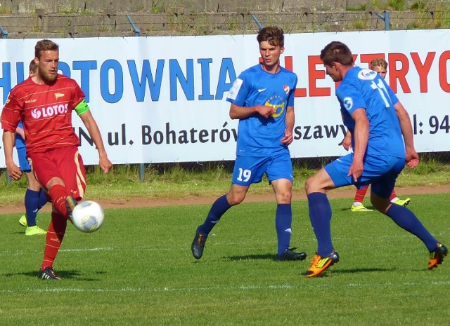 Piłkarze Gwardii Koszalin (niebieskie koszulki) wkroczyli w kolejny etap przygotowań do nowego sezonu.