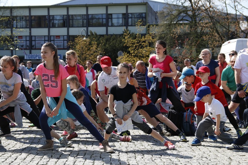 Podbiegi 2016. W zabawie wzięli udział zawodowi biegacze,...