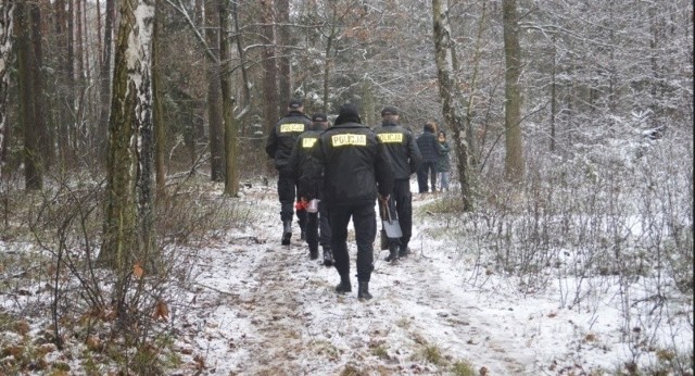 Ciało 20-letniego mężczyzny znaleziono w lesie na trasie między Sierpcem a Rypinem, w województwie kujawsko-pomorskim. Zwłoki leżały w dole, były przysypane wapnem.