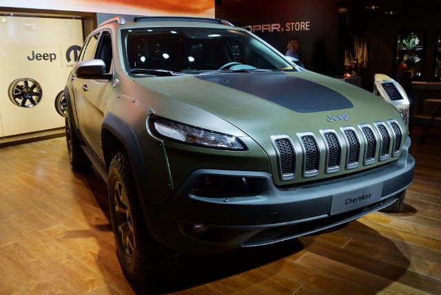 Jeep Cherokee KrawLerPodczas salonu samochodowego we Frankfurcie Jeep zaprezentował specjalną wersję modelu Cherokee. Zbudowany na bazie wersji Trailhawk Cherokee KrawLer został przystosowany do pokonywania trudnego terenu.Fot. Tomasz Szmandra