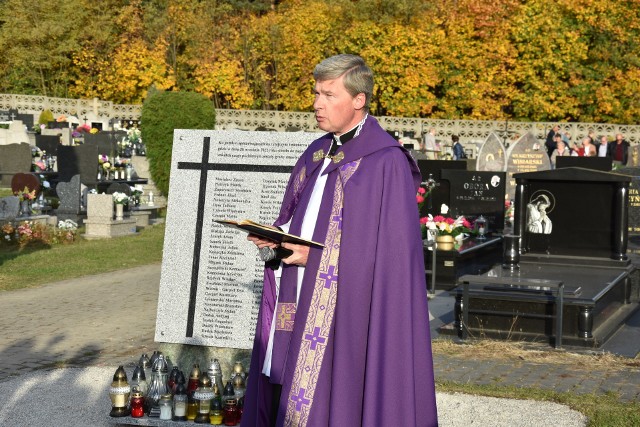 Odsłonięto tablicę upamiętniającą zmarłych, których groby pochłonęło zapadlisko w Trzebini